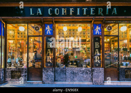 Vista esterna della storica La Confiteria bar si trova nel quartiere di Raval, Barcellona, in Catalogna, Spagna Foto Stock