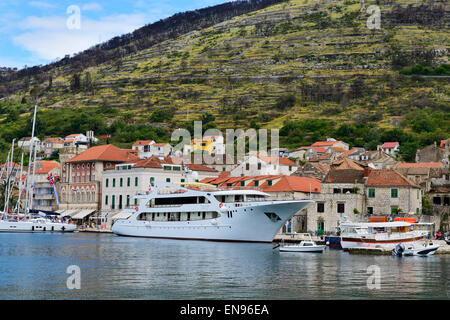 La nave di crociera nel lungomare della città di Vis sull isola di Vis sulla costa dalmata della Croazia Foto Stock