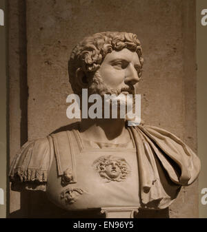 Busto di imperatore romano Adriano in lorica. Il marmo. 117-138 DC. Musei Capitolini. Roma. L'Italia. Foto Stock