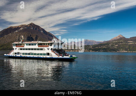 Traghetto per passeggeri con scenic paesaggio di montagna a ridosso del lago di Como, Lombardia, Italia Foto Stock