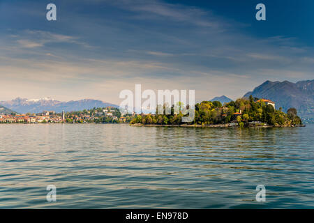 Vista panoramica dell'Isola Madre con la città di Pallanza in background, Lago Maggiore, Piemonte, Italia Foto Stock