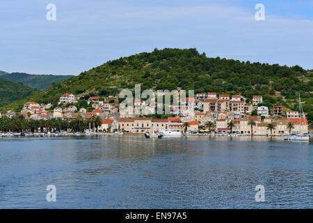 Approccio al Vis città sull isola di Vis sulla costa dalmata della Croazia Foto Stock