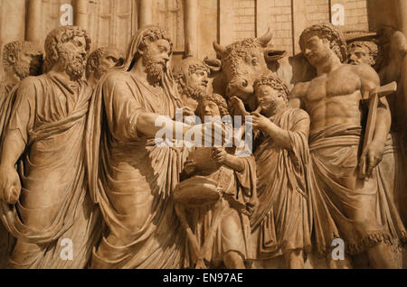 Rilievo di un monumento in onore della Divina Marco Aurelio (161-180 AD). Sacrificare prima del Tempio di Giove Capitolino. Foto Stock
