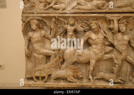 Arte romana. Sarcofago con dionisiaco processione. Dioniso sul carro, Cupido, lion, centauri e Panther. Dettaglio. Foto Stock