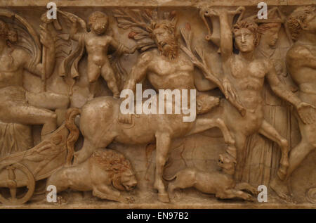 Arte romana. Sarcofago con dionisiaco processione. Dioniso sul carro, Cupido, lion, centauri e Panther. Dettaglio. Foto Stock