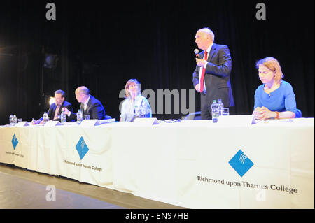 Richmond Upon Thames College, Twickenham, Londra, Regno Unito. Il 30 aprile 2015. Twickenham circoscrizione candidati vince il cavo (Lib DEM), Barry Edwards (UKIP), Nick Grant (Manodopera), Tania Mathias (conservatore) e Tanya Williams (verde) che frequentano il hustings per il sedile attualmente detenute da Vince il cavo. Credito: Matteo Chattle/Alamy Live News Foto Stock