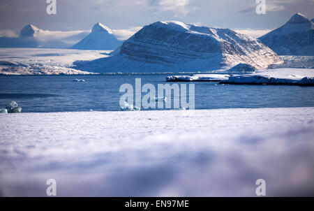 Spitsbergen, Norvegia. 09Apr, 2015. Le montagne ricoperte di neve, fino a mille metri di altezza, vicino a Kings Bay stazioni di ricerca in Ny-Alesund su Spitsbergen, Norvegia, 09 aprile 2015. Foto: Jens Büttner/dpa/Alamy Live News Foto Stock