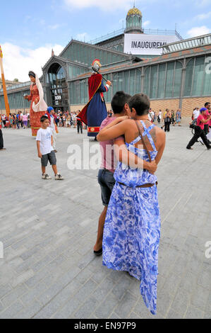 Abbracciando giovane, Mercè festa, El Born centro culturale, Ciutat Vella, Barcelona Foto Stock