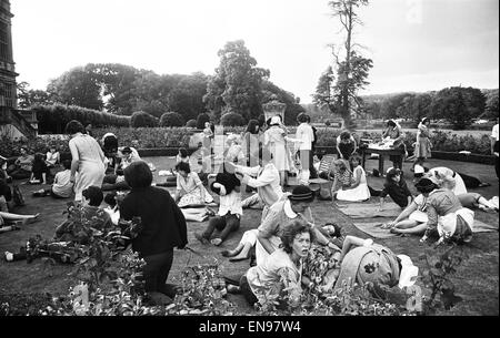 I Rolling Stones a Longleat, casa di Lord Bath. Esaurito le ventole sono hanno partecipato nella motivazione della dimora signorile. Il 2 agosto 1964. Foto Stock