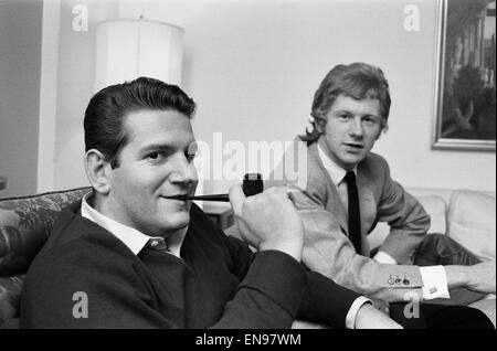 Rolling Stones manager Andrew Loog Oldham in discussioni con American business manager Allen Klein presso il London Hilton. Il 27 agosto 1965. Foto Stock