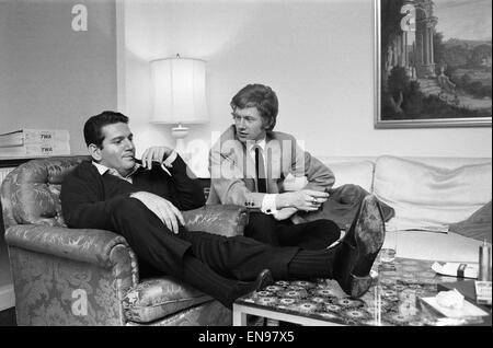 Rolling Stones manager Andrew Oldham in discussioni con American business manager Allen Klein presso il London Hilton. Il 27 agosto 1965. Foto Stock