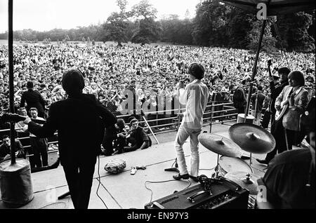 I Rolling Stones a Longleat, casa di Lord Bath. Keith Richards e Mick Jagger sul palco come polizia e St Johns Ambulance aiutare svenimento da tifosi affollano riuniti presso la parte anteriore del palco. Il 2 agosto 1964. Foto Stock