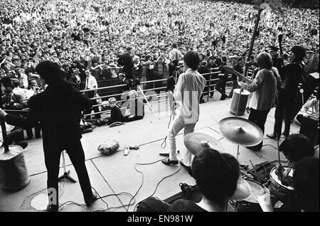 I Rolling Stones sul palco di Longleat, casa di Lord vasca da bagno come polizia e St Johns Ambulance aiutare svenimento da tifosi affollano riuniti presso la parte anteriore del palco. Il 2 agosto 1964. Foto Stock