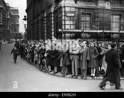 Vigilia di VE alle celebrazioni del Giorno a Londra alla fine della Seconda Guerra Mondiale. Alcuni della folla riunita in Whitehall. Il 7 maggio 1945. Foto Stock