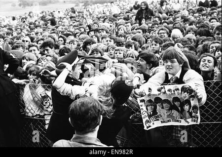 I Rolling Stones a Longleat, casa di Lord Bath. Da tifosi affollano riuniti presso la parte anteriore del palco. Il 2 agosto 1964. Foto Stock