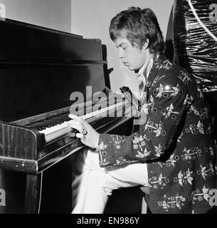 Il Rolling Stones presso la Royal Albert Hall, il loro primo Tour britannico nel corso di un anno. Mick Jagger suonare il pianoforte backstage. 23 Settembre 1966 Foto Stock