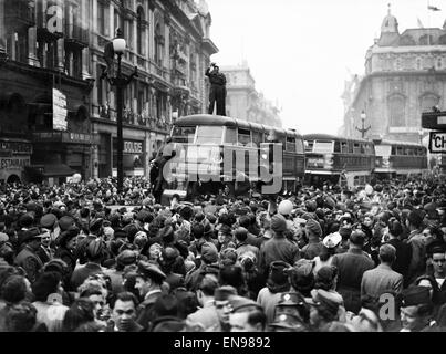 VE alle celebrazioni del Giorno a Londra alla fine della Seconda Guerra Mondiale. Grandi folle si radunarono intorno a Piccadilly Circus durante le celebrazioni. 8 maggio 1945. Foto Stock