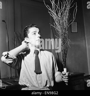 27 enne Eric un Wildman chi ha iniziato un business con il nome di ' Corpun alimentazione educativo. Co. In altre parole egli alimenta canes abd betulle alle scuole. La nostra immagine mostra uno scolaro tenendo una betulla 24 Aprile 1947 Foto Stock