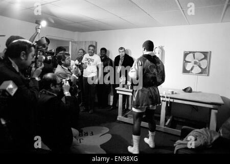 World Heavyweight Champion, Joe Frazier visto qui dando una conferenza stampa nella corsa fino alla sua lotta con Muhammad Ali 19 Febbraio 1971 Foto Stock