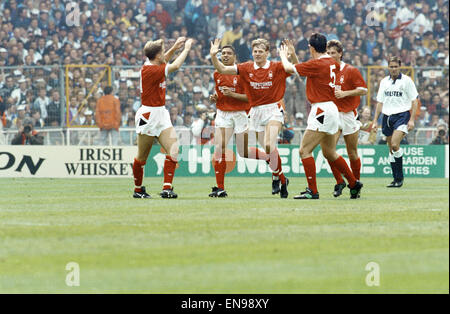 Tottenham Hotspur v Nottingham Forest, FA Cup finale allo stadio di Wembley. Il 18 maggio 1991. Stuart Pearce, Foresta capitano, celebra dopo l obiettivo di punteggio in sedicesimo minuto da un calcio di punizione a seguito del fallo da Paul Gascoigne su Gary Charles. Foto Stock