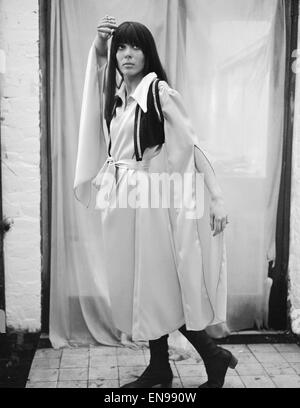 Il Suki Poitier, fidanzata Brian Jones dei Rolling Stones la modellazione di 'Malwyn', un vestito da designer Ossie Clark. 18 gennaio 1968. Foto Stock