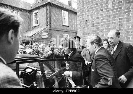 Rolling Stones Mick Jagger e Keith Richards farmaco caso, Chichester. Keith lascia corte circondata da fan e la stampa. Il 26 giugno 1967. Foto Stock