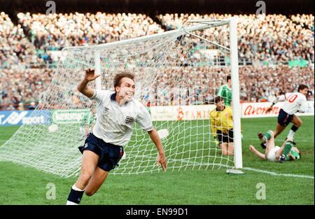 1992 Campionati Europei il qualificatore a Lansdowne Road, Dublino. Repubblica di Irlanda 1 v Inghilterra 1. L'Inghilterra del David Platt celebra il suo obiettivo. Il 14 novembre 1990. Foto Stock