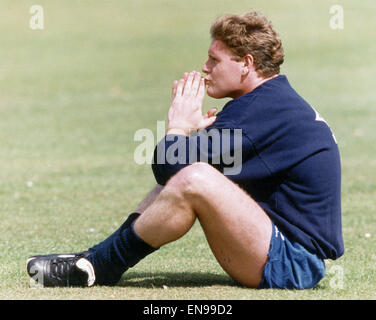 Paul Gascoigne in stato d'animo contemplativo durante un Tottenham Hotspur sessione di formazione. Il 18 maggio 1992. Foto Stock