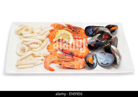 Primo piano di una vaschetta di mariscada tipica spagnola pesce cotto, come i gamberetti, cozze e calamari Foto Stock