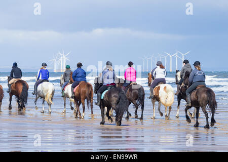 Passeggiate a cavallo sulla spiaggia Saltburn. Saltburn dal mare, North Yorkshire, Inghilterra. Regno Unito Foto Stock