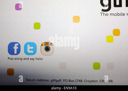 Il Facebook, Twitter e Instagram social media logo su un foglio illustrativo per una società di telefonia mobile. Foto Stock