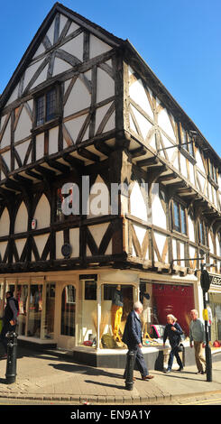 Un graticcio edificio nel centro della città mercato di Ludlow in Shropshire. Foto Stock