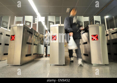 La convalida del ticket macchina alla stazione della metropolitana di Barcellona, in Catalogna, Spagna Foto Stock