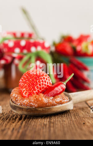 Marmellate fatte in casa con il peperoncino e fragole Foto Stock