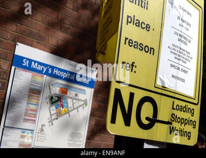 Londra, Regno Unito. 30 apr, 2015. Un "Evento speciale' è indicata sul parcheggio non firmare dalla polizia britannica di fronte alla "Regina Madre Wing' a St. Mary s Hospital di Londra, Inghilterra, 30 aprile 2015. Il tempo di attesa per il principe William e Kate's secondo bambino continua e così il parcheggio restrizione è stata prorogata fino al 05 maggio. Foto: Jens KALAENE/dpa/Alamy Live News Foto Stock