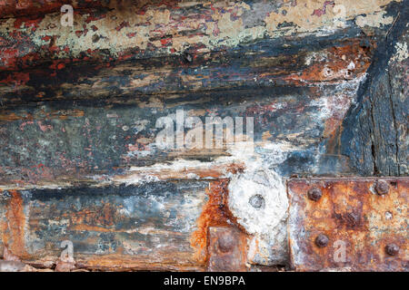 Gli strati di vernice sullo scafo di una vecchia barca da pesca. Foto Stock
