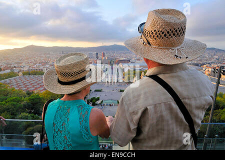 Giovane. Vista di Barcellona dal Palazzo Nazionale, Palau Nacional, MNAC. Montjuic. Barcellona. La Catalogna. Spagna. Foto Stock