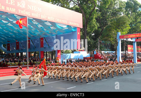 Ho Chi Minh, Vietnam. 30 apr, 2015. Femminile marzo durante una parata militare per celebrare il quarantesimo anniversario della liberazione del Vietnam del Sud e la Riunificazione Nazionale nella città di Ho Chi Minh, Vietnam, 30 aprile 2015. Credito: VNA/Xinhua/Alamy Live News Foto Stock