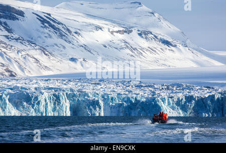 Spitsbergen, Norvegia. 09Apr, 2015. Su piccole imbarcazioni, ricercatori dell'Istituto Alfred Wegener sono sulla strada per i ghiacciai Kongsfjorden vicino al Kings Bay stazioni di ricerca in Ny-Alesund su Spitsbergen, Norvegia, 09 aprile 2015. Foto: Jens Büttner/dpa/Alamy Live News Foto Stock