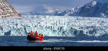 Spitsbergen, Norvegia. 09Apr, 2015. Su piccole imbarcazioni, ricercatori dell'Istituto Alfred Wegener sono sulla strada per i ghiacciai Kongsfjorden vicino al Kings Bay stazioni di ricerca in Ny-Alesund su Spitsbergen, Norvegia, 09 aprile 2015. Foto: Jens Büttner/dpa/Alamy Live News Foto Stock