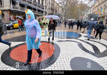 La Rambla, Plaça de la Boqueria aka Pla de l'Ós in mosaico di Joan Miró in un giorno di pioggia, Barcellona, in Catalogna, Spagna. Foto Stock