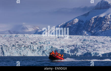 Spitsbergen, Norvegia. 09Apr, 2015. Su piccole imbarcazioni, ricercatori dell'Istituto Alfred Wegener sono sulla strada per i ghiacciai Kongsfjorden vicino al Kings Bay stazioni di ricerca in Ny-Alesund su Spitsbergen, Norvegia, 09 aprile 2015. Foto: Jens Büttner/dpa/Alamy Live News Foto Stock