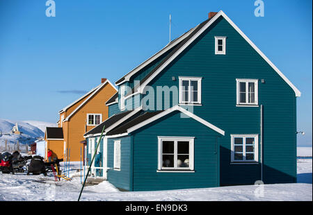 Spitsbergen, Norvegia. 09Apr, 2015. La stazione Koldewey come parte dell'Artico franco-tedesco la ricerca di base in AWIPEV Ny-Alesund su Spitsbergen, Norvegia, 09 aprile 2015. Il cosiddetto "casa blu" era stato inaugurato come tedesco stazione di ricerca 'Koldewey' nel mese di agosto 1991. Foto: Jens Büttner/dpa/Alamy Live News Foto Stock