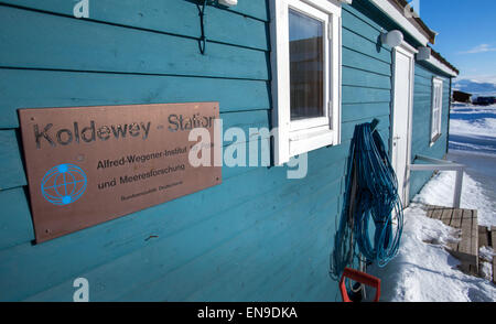 Spitsbergen, Norvegia. 09Apr, 2015. La stazione Koldewey come parte dell'Artico franco-tedesco la ricerca di base in AWIPEV Ny-Alesund su Spitsbergen, Norvegia, 09 aprile 2015. Il cosiddetto "casa blu" era stato inaugurato come tedesco stazione di ricerca 'Koldewey' nel mese di agosto 1991. Foto: Jens Büttner/dpa/Alamy Live News Foto Stock