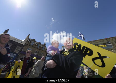 Galashiels, Regno Unito. Il 30 aprile 2015. Le elezioni generali del 2015. Primo Ministro Nicola visite di storione Galashiels nel collegio elettorale del Berwickshire, Roxburgh e Selkirk, nel finale push campaigninig negli ultimi sette giorni di esecuzione per le elezioni generali del 7 maggio 2015. Candidato locale di Calum Kerr SNP sulle strade. Credito: Rob grigio/Alamy Live News Foto Stock