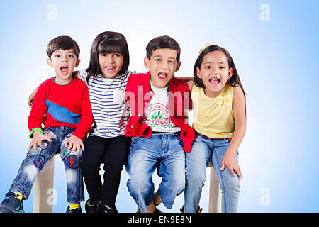 4 indian indiano amici Kids Fun Foto Stock