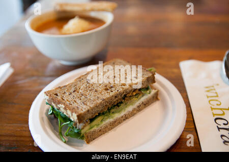 Zuppa e formaggio di capra, avocado, sedano, noce pesto e crescione sandwich multigrain sul pane a 'WichCraft in Moli Chelsea Foto Stock