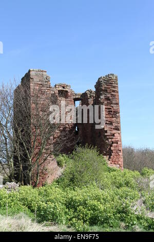 Rovine del Castello di Macduff Fife Scozia Aprile 2015 Foto Stock