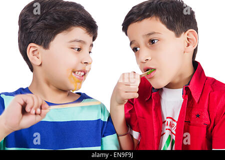 2 bambini indiani amici avidità di gelato Foto Stock