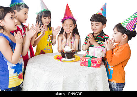 Bambini indiani Gruppo Amici festa di compleanno Foto Stock